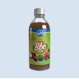 Una botella de plástico de bbc plus, bebida enriquecida con vitaminas, que presenta una etiqueta colorida con imágenes de varias frutas. la etiqueta también incluye texto que indica que está enriquecido con vitaminas y minerales.