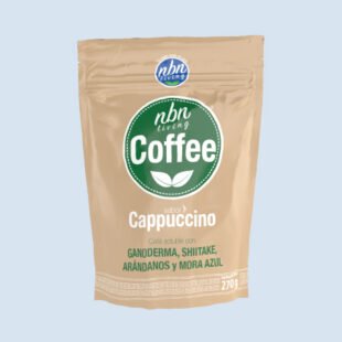 Una bolsa de café nbn con la etiqueta "capuchino" con un texto que indica que contiene ganoderma, shiitake, arándanos y moras, sobre un fondo liso.