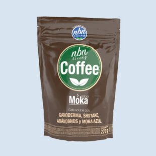 Una bolsa de café sellada de color marrón oscuro con la etiqueta "nbn new ever coffee moka" con descripciones adicionales en español sobre su contenido, incluidos ganoderma, shiitake, arándanos y moras, con un peso de 270 g.
