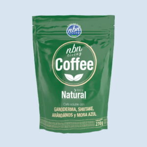 Un paquete verde de café nbn living cura's life, etiquetado como natural con ingredientes que incluyen ganoderma, shiitake, arándanos y moras. pesa 270 gramos.