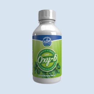 Una botella de plástico de suplemento dietético oxi-b1 sobre un fondo azul claro. la etiqueta es verde y blanca con gráficos de hojas, enfatizando su contenido natural.