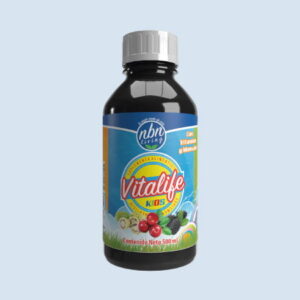 Una botella de jarabe multivitamínico para niños vitalife sobre un fondo azul liso. la etiqueta presenta frutas coloridas y un diseño gráfico alegre.